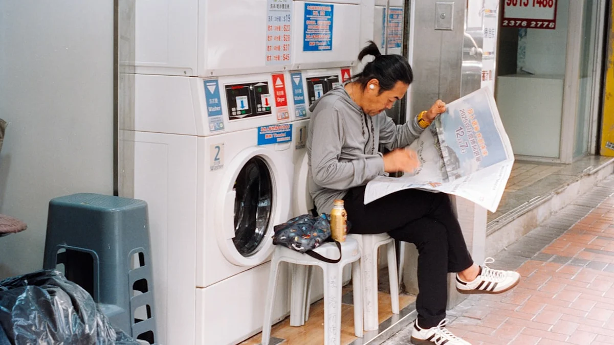 소상공인 - 매장 전기 요금 고지서를 확인하는 사장님